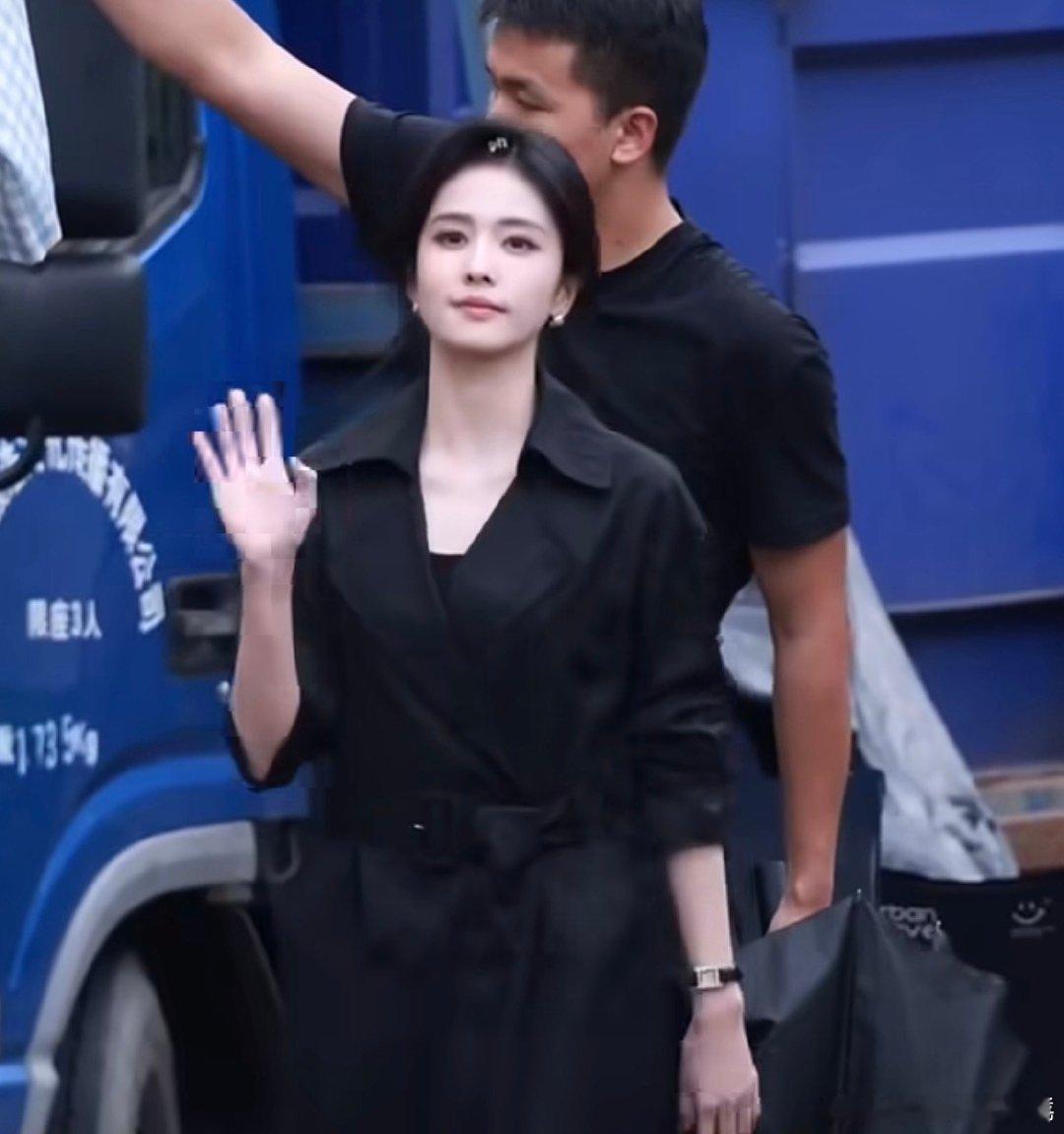 白鹿完全妈妈黑风衣氛围感绝了，盘发增添稳重感，站在那里，视觉上就足够抓人眼球。