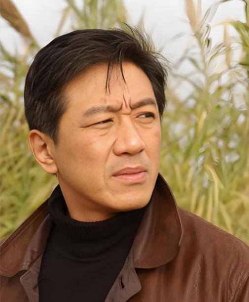 演员丁勇岱说：“在北京站，我有一次进站，一个警察看到我，突然就下意识做了掏枪的动