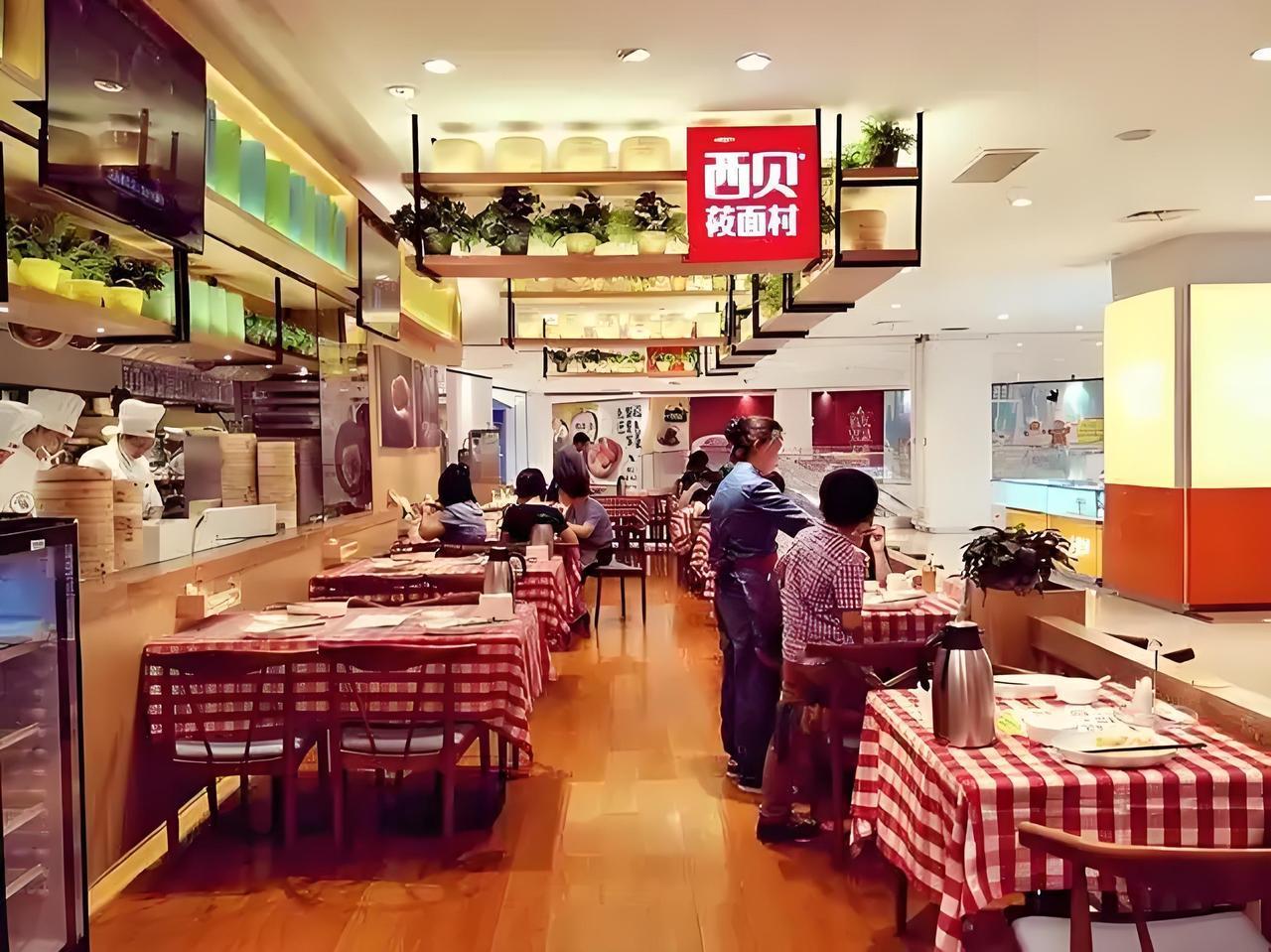 今天中午，一位中年男子，带着老婆孩子进西贝餐厅吃饭，还对着探店的博主表达观点。他