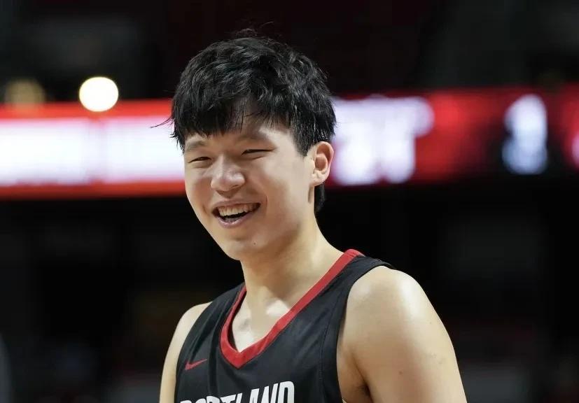 训练有效！NBA常规赛已经进入倒计时，近日波特兰开拓者队组织开展训练营，在球队公