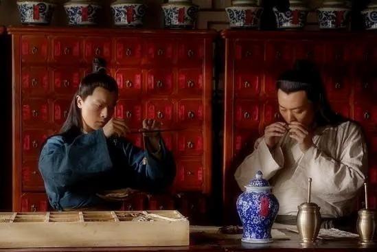 公元208年，曹操刚刚处死“神医”华佗，他的“偏头痛”病便再次复发，南阳太守为了