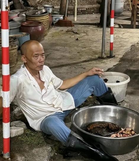 广东佛山顺德区陈村镇的“莫氏鸡煲”店近日因网红探店视频意外走红，客流量激增，高强