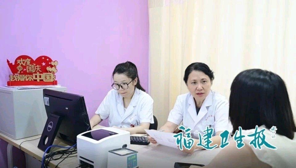 福建52岁的张女士攥着检查单崩溃大哭，她天天半夜醒来全身汗湿，还总爱发脾气和家人
