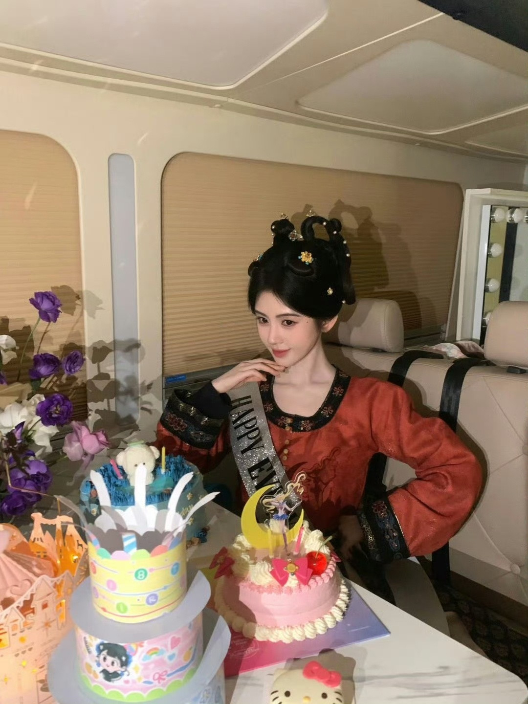 鞠婧祎剧组生日照好美的鞠姐，万花世界的妆造好惊艳，太让人期待了看得莫名感觉心里面