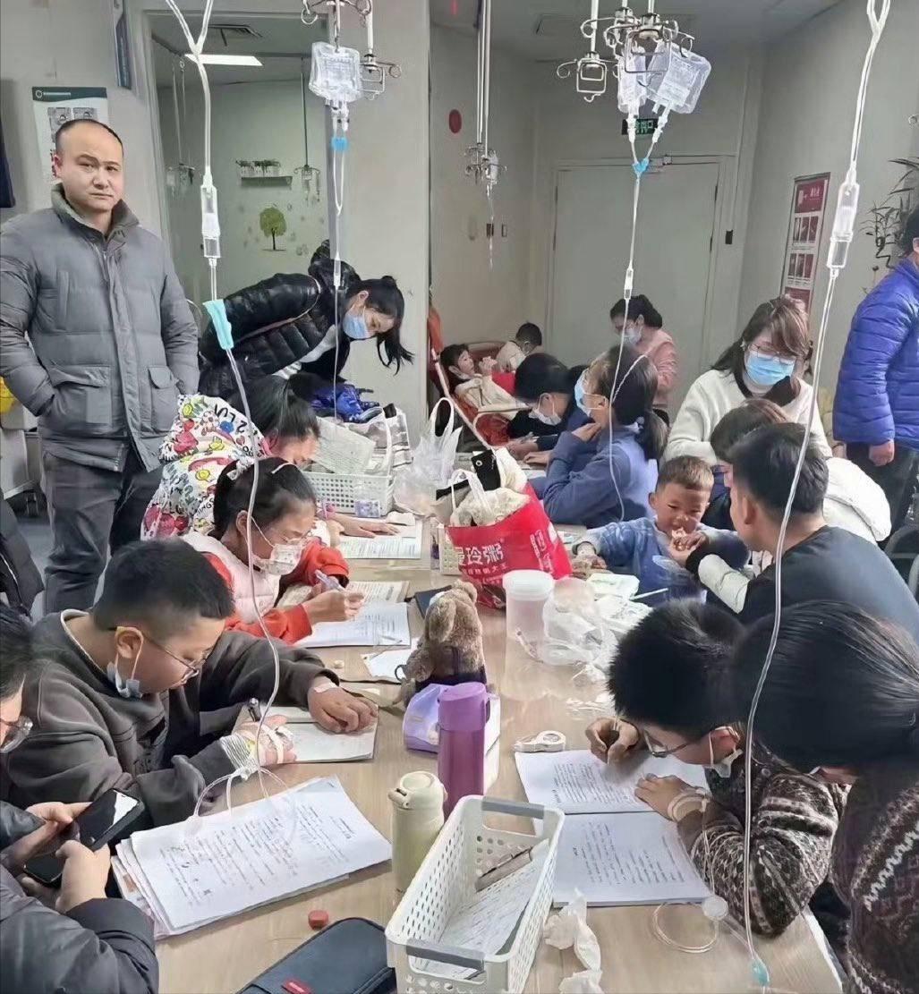 看到这张图真绷不住了。输液学习区，简直是地狱绘图。孩子都生病输液了，还要写作业、