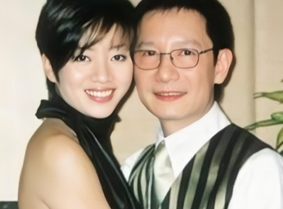 2003年，梅艳芳葬礼上，她的好友兼服装设计师刘培基，将梅艳芳穿戴整齐，漂漂亮亮