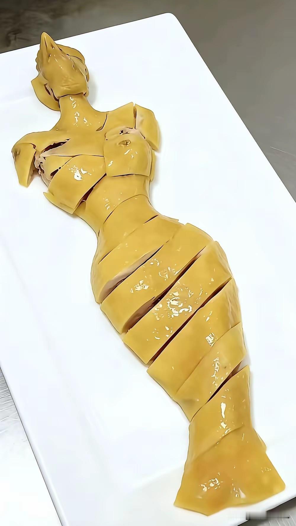 厨师太有才了，普通的一道菜品，硬是做出了意想不到的花样，给人高大上的感觉，