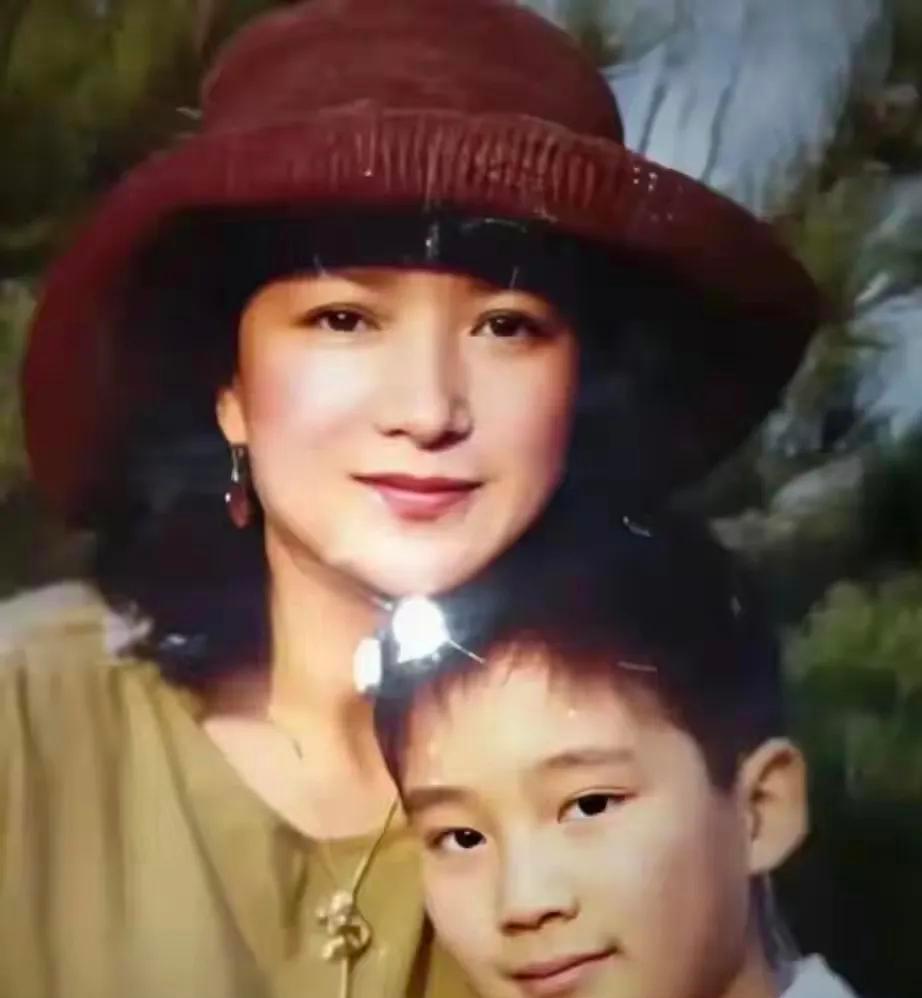 最笨的星二代，正在横店演死尸。中戏毕业，父母是许亚军与何晴。他抵达横店第一天