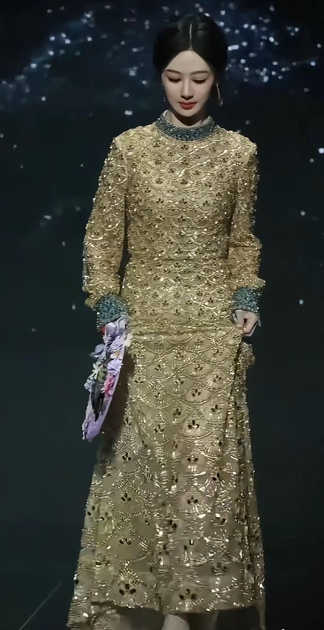 不出意外，杨紫又要被吐槽了!因为有人说她这身材有点过于丰腴了，乍一看从上到下