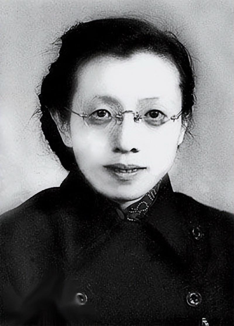 1949年，南京解放后，一个阔太太穿着旗袍来到了35军军部，对门口的哨兵说：“我
