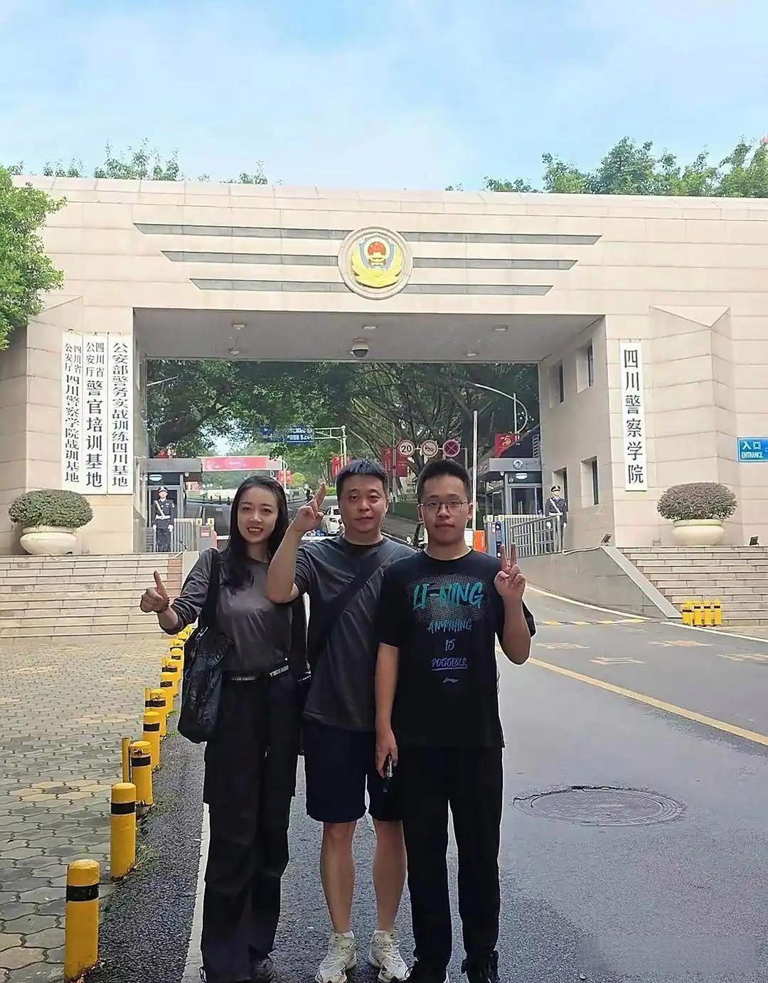 满脸幸福的笑容，换做谁又不是呢？[比心]