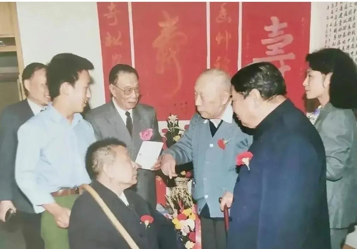 1991年，开国上将，也有工兵王称号的陈士榘迎来82岁寿辰。老战友杨得志、钟期光