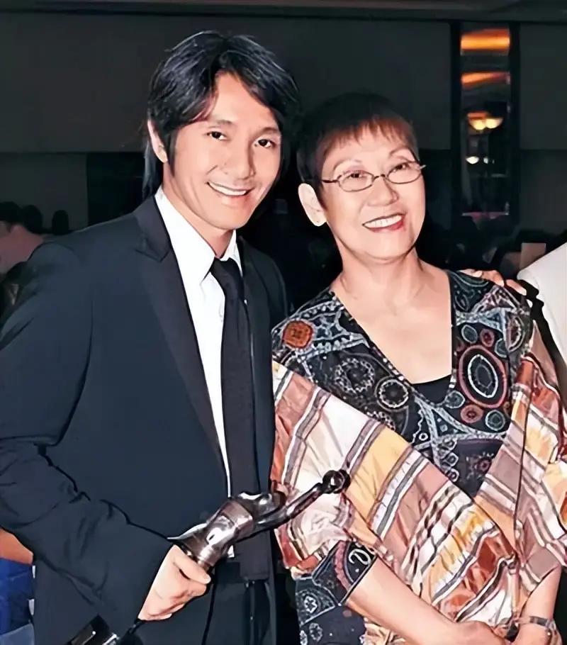 广州大学毕业生凌宝儿，50年代避难逃到香港，无奈下嫁给九龙城寨的贫民周驿尚，生下