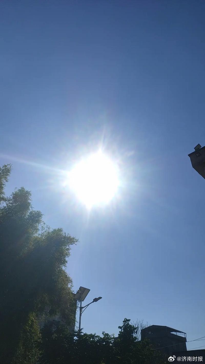 【直冲30℃！#山东开启热热热热模式#】预计16日，山东省大部地区有雷雨或阵雨，