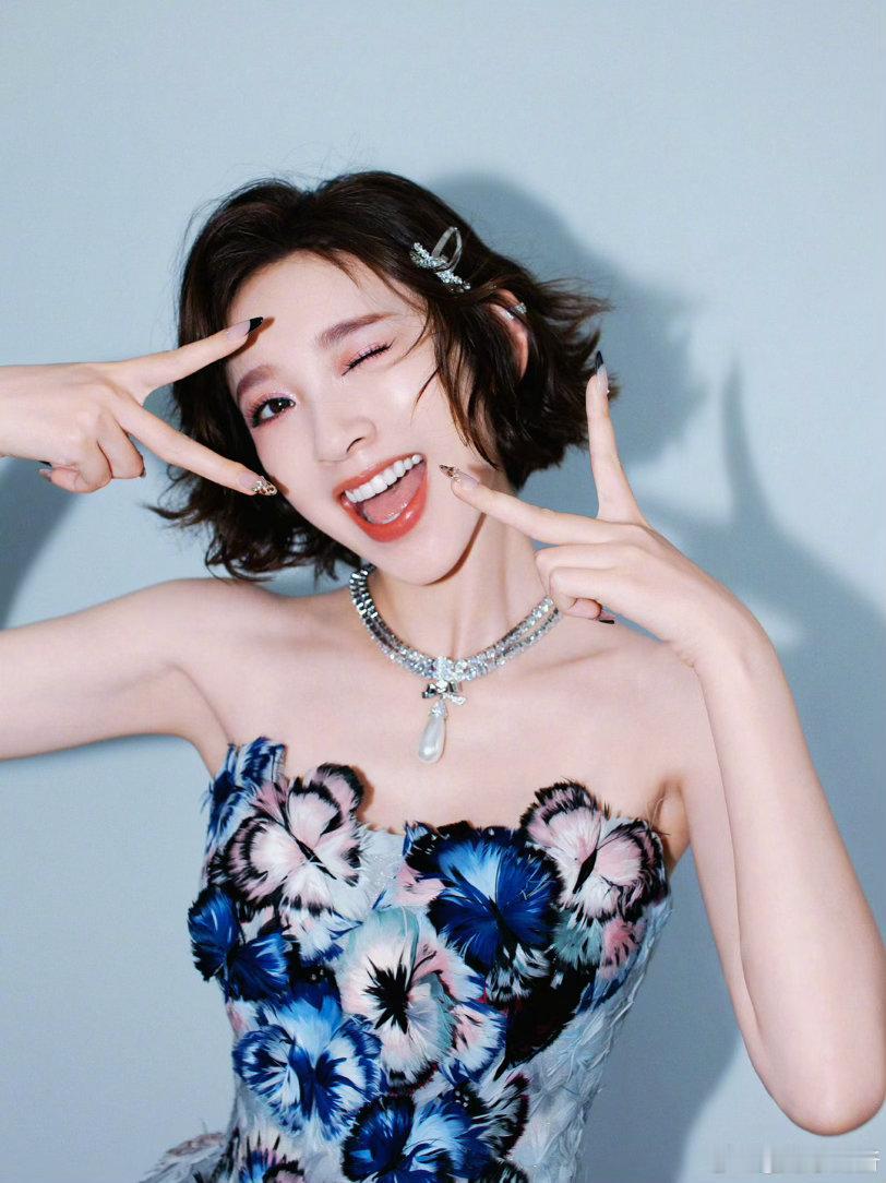 唐艺昕把蝴蝶穿在了身上唐艺昕这套造型真的封神了。蝴蝶不是贴上去的，是长在衣服上