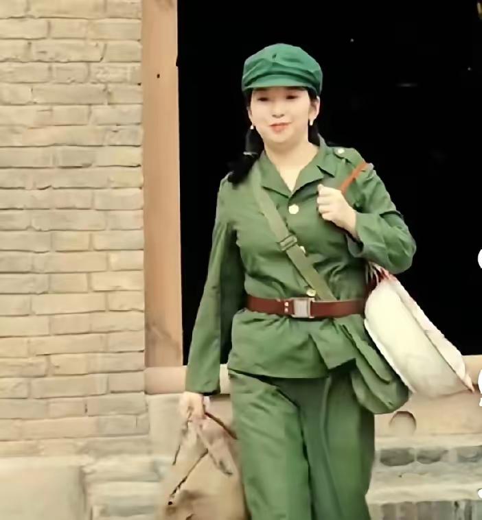 1974年，长沙女知青吴梅香下乡至偏远山村，19岁的她未婚生下儿子向恩杰，两年后