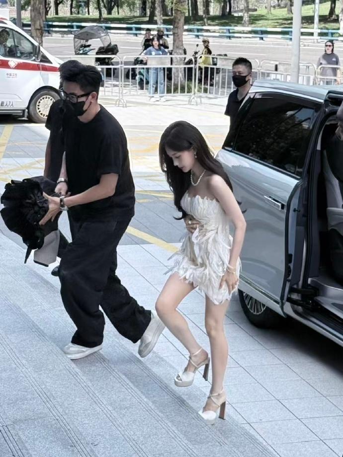 李一桐展示天资中李一桐好优越的身段李一桐羽毛礼裙亮相，羽毛轻盈、珍珠点缀，身段
