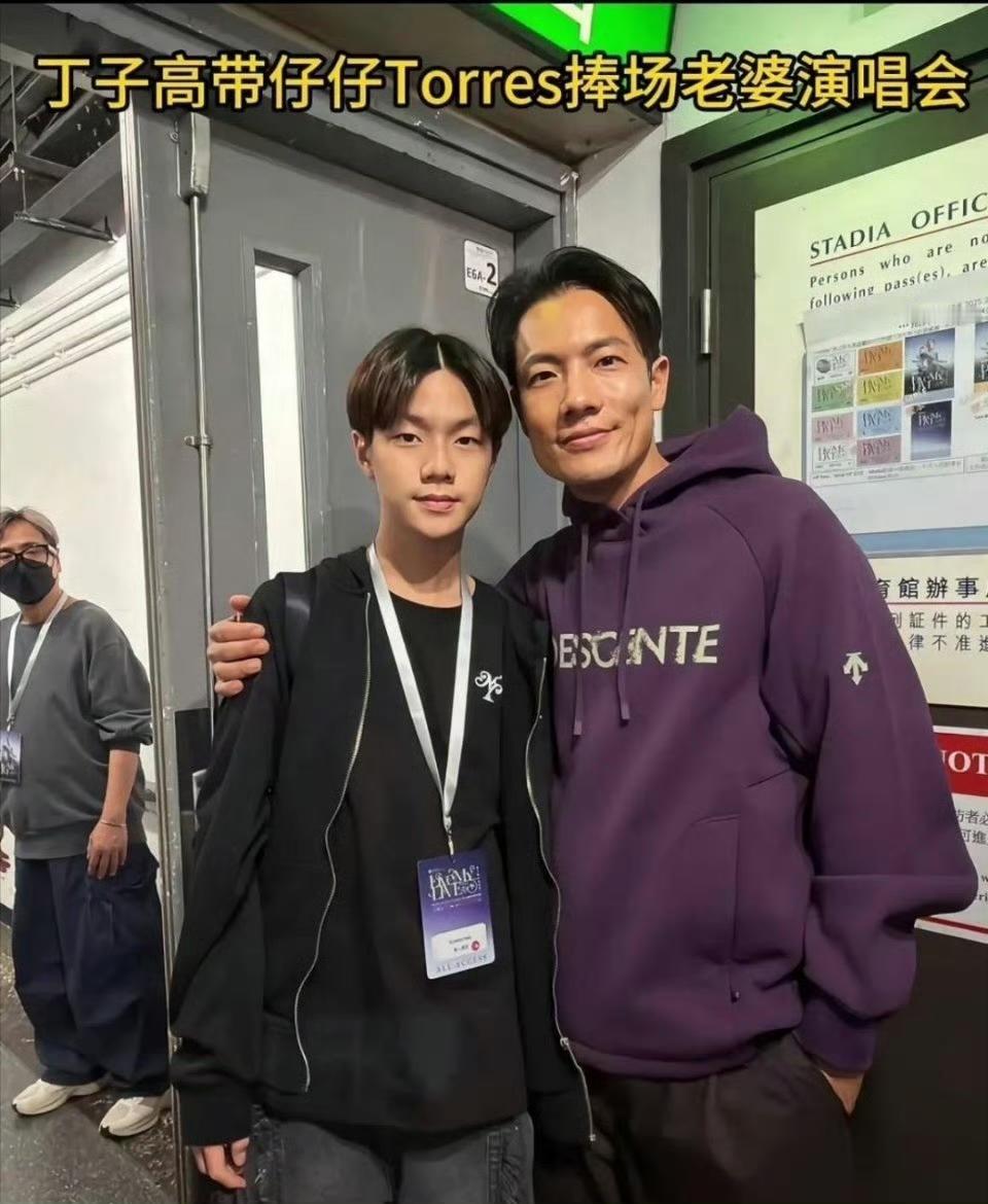 丁子高和杨千嬅的儿子13岁了，长得很像父亲，特别是鼻子。