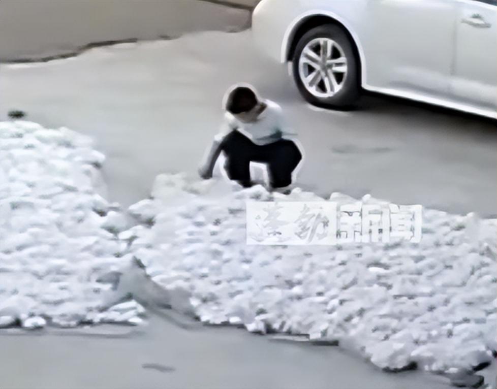“咔嗒”一声打火机响，广东院坝里的棉花瞬间窜火——男孩先咧嘴笑，火裹到裤脚