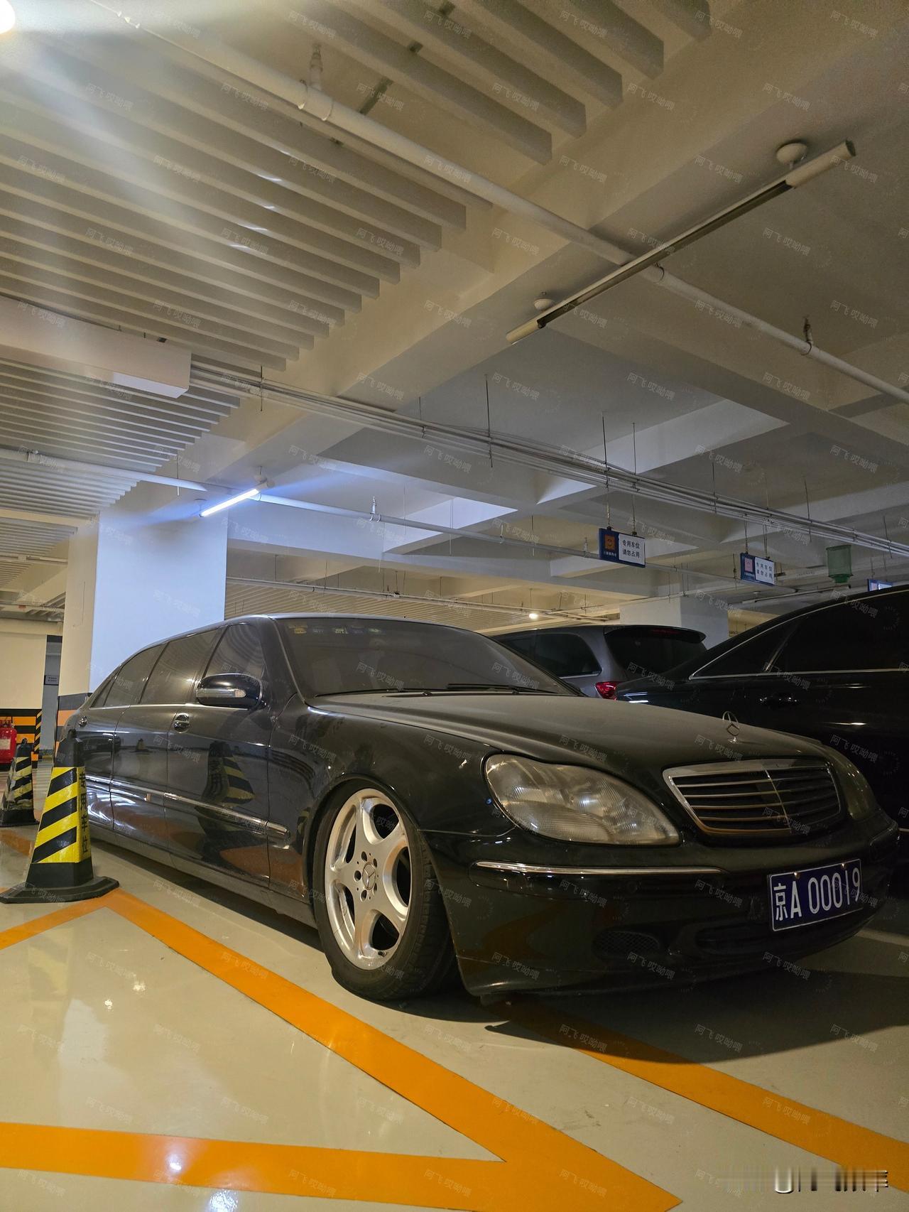 曾经中国最年轻首富 -黄光裕的豪车大概十几年前国美总部大厦门口长期停着的两辆