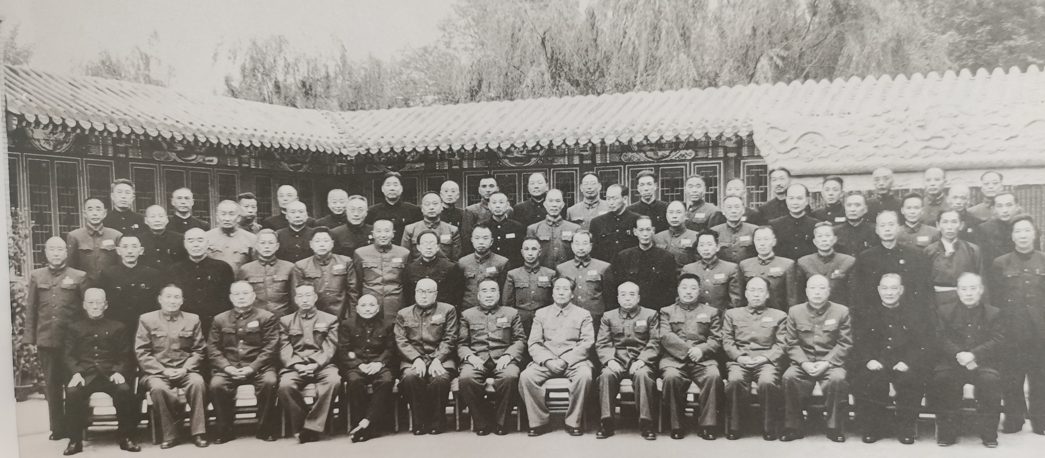 这是1954年10月18日的合影，很遗憾，前排十大元帅不齐，当时没有任何一位元帅