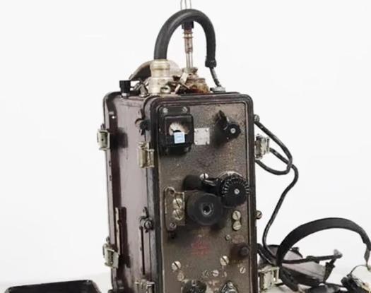 1985年，黑龙江一退休老人上山摘松茸，在石缝里发现了一个标有USA字样的电台，