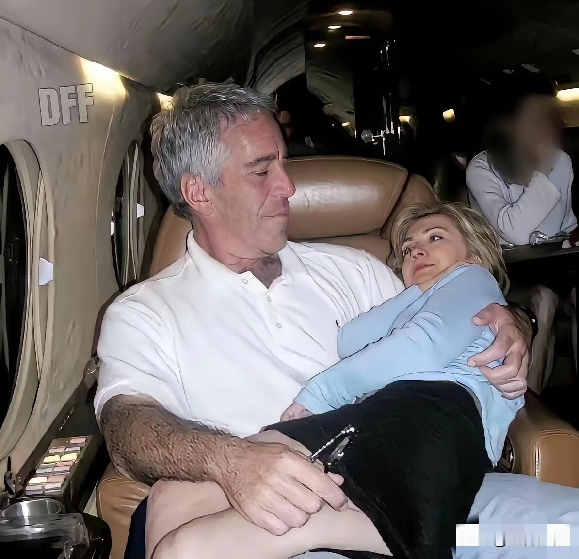 爱泼斯坦怀里抱着的这个女子，乍一看还以为是希拉里，到底是不是也看不出来，在我的眼