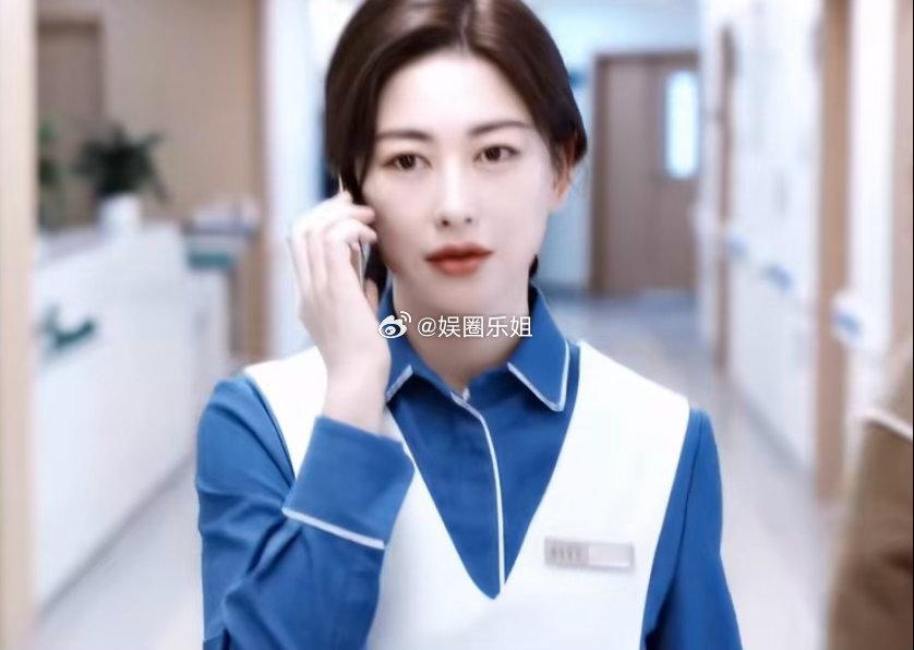 这不比MiuMiu2026春夏系列好看多了嘛超模演绎的MiuMiu围裙大