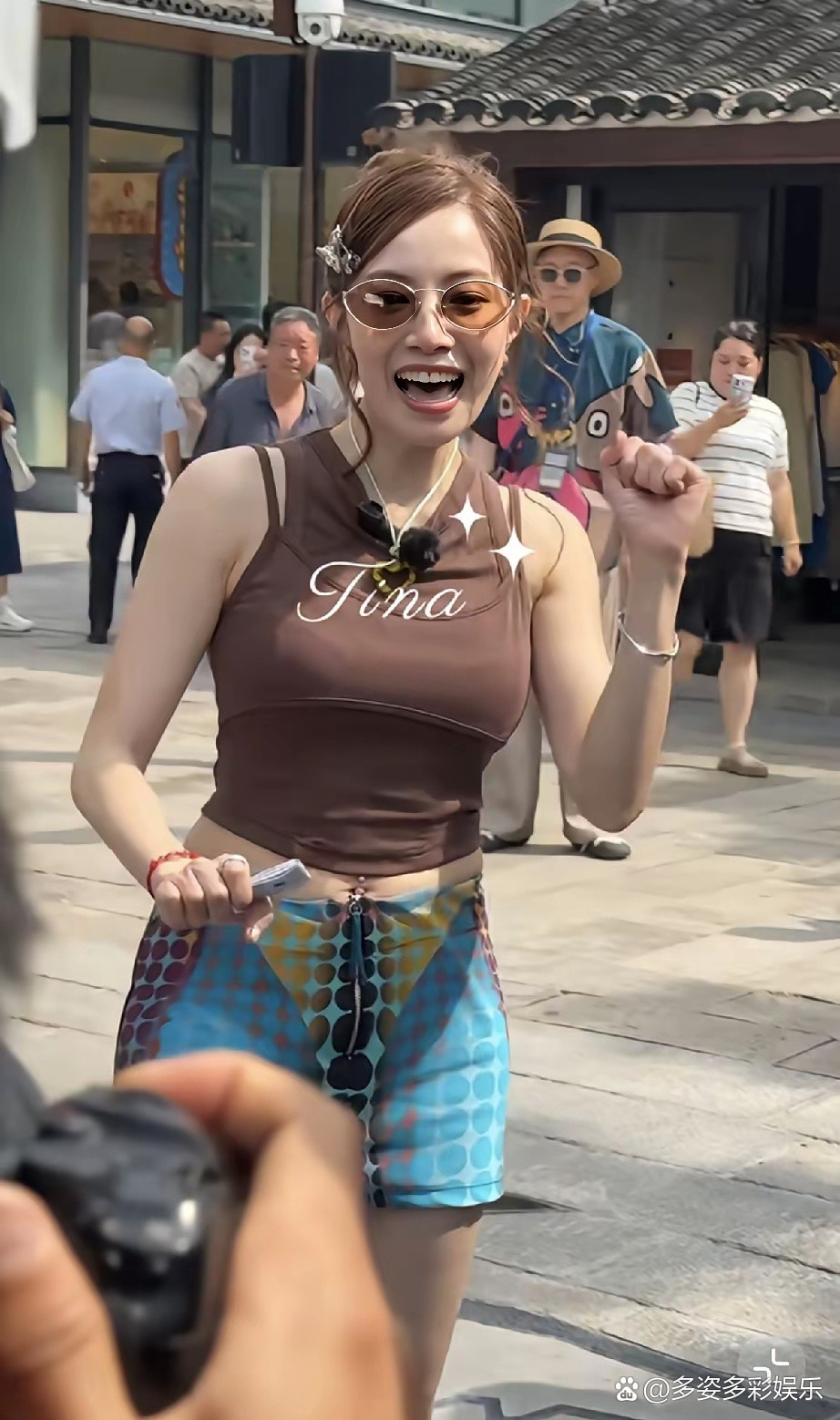 48岁的徐怀钰亮相宁波参加活动，她的身材保持得不错，就是稍微有点小肚腩；活力依旧