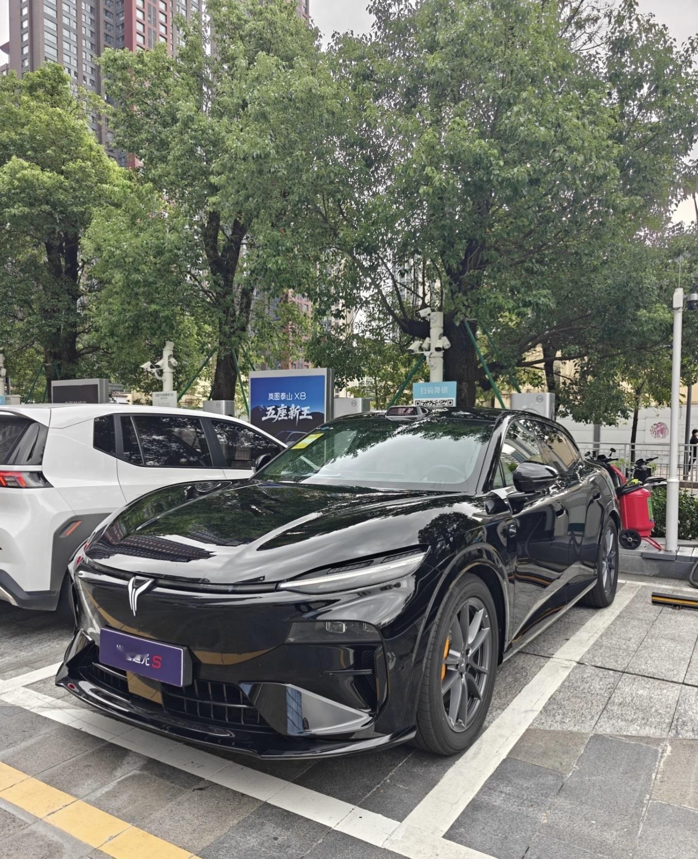 终于来门店试驾岚图追光S了👍静态看车，这个溜背无框车身颜值直接戳我，鸿蒙车机用起来顺手不卡顿。开上