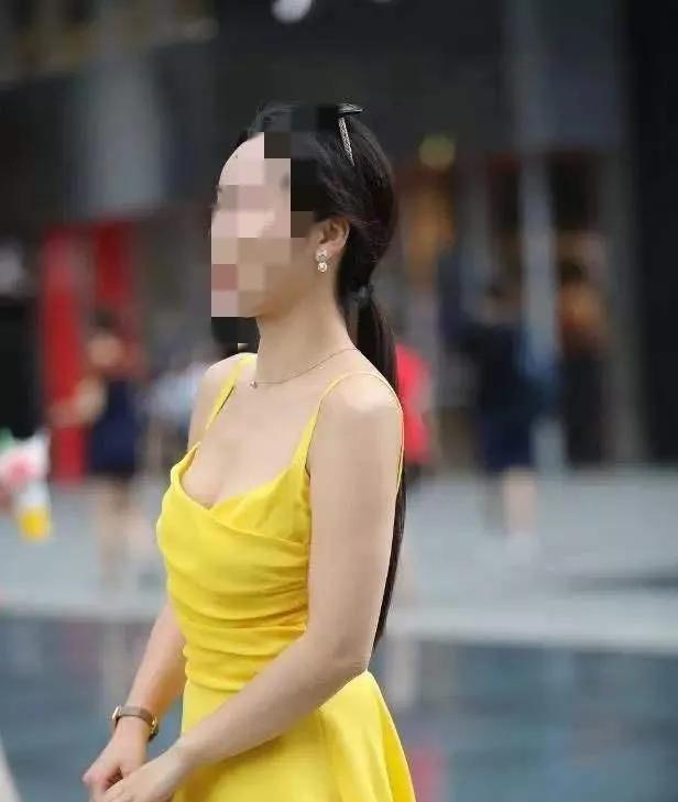 昨天喝喜酒，一亲戚的儿媳妇，40岁，大胆穿着暴露，两根细带子兜不住半个胸那种，一