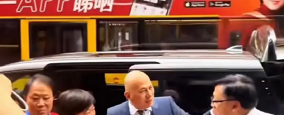 张雪去香港吃了顿饭，没掏一分钱，食神戴龙给他做了整桌菜，最后双手递上名片。这顿饭
