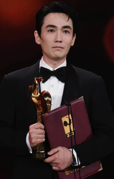 2009年，朱一龙从北电毕业，毫不犹豫签了一个小公司，开始在各剧组跑龙套，同学们