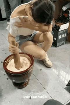 就小姐姐这力度打好这舂糍粑要老半天了吧？