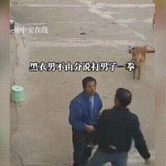 离谱到家了！江西，一位身有残疾的男子坐在自家门口剥橘子，没招谁没惹谁，突然，一名