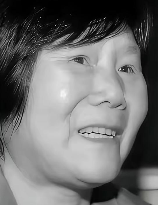 1975年，湖北神农架附近，几名妇女正在田里挖洋芋，一位女孩因为内急，匆匆跑去树
