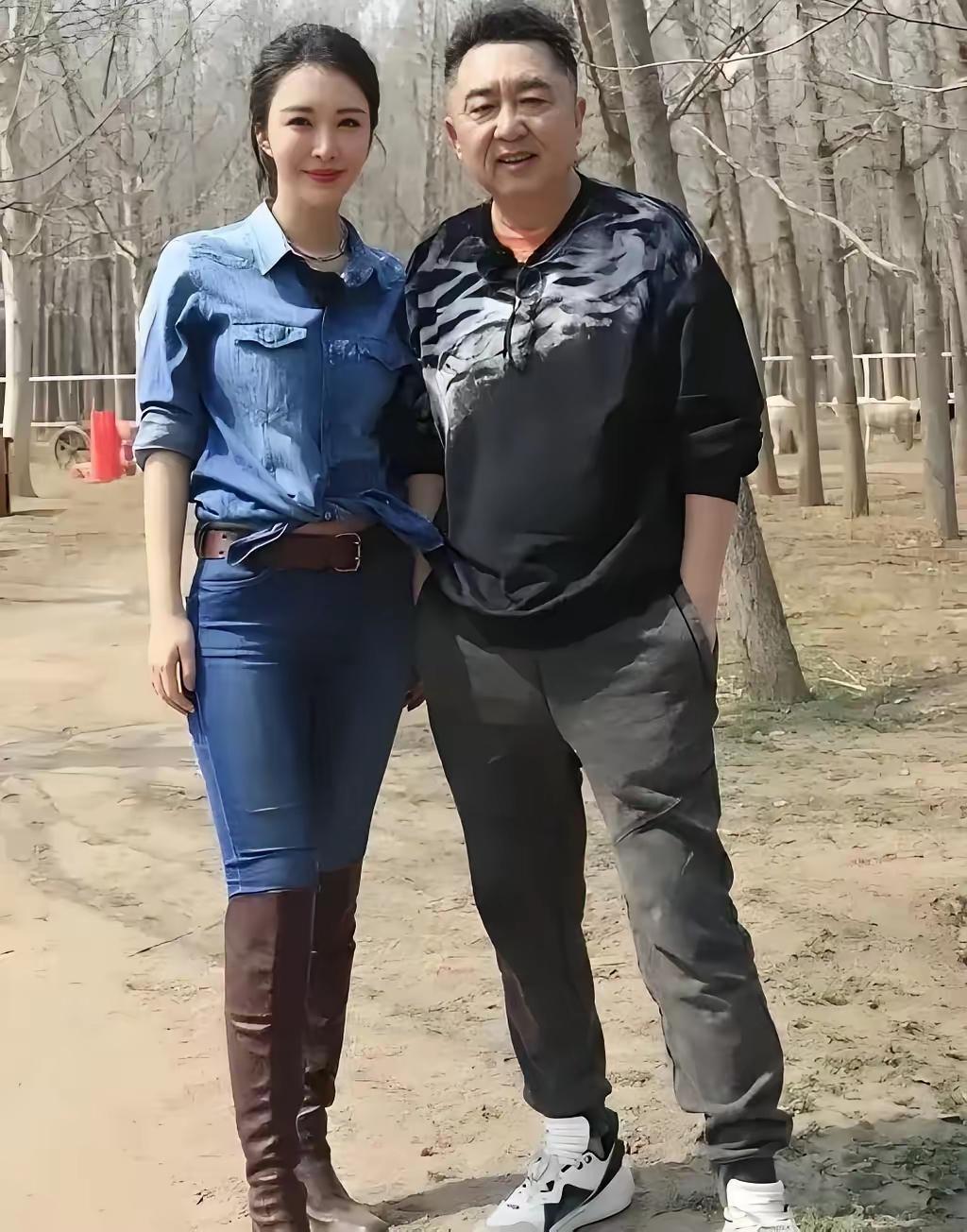 两位明星同框照你们认识吗？我只认识其中一位，他就是郭德纲的搭档，没想到和美女