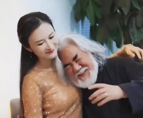 43岁杜星霖，是真爱大她30岁张纪中这个人呢？还是爱他的钱呢？大家怎么看？