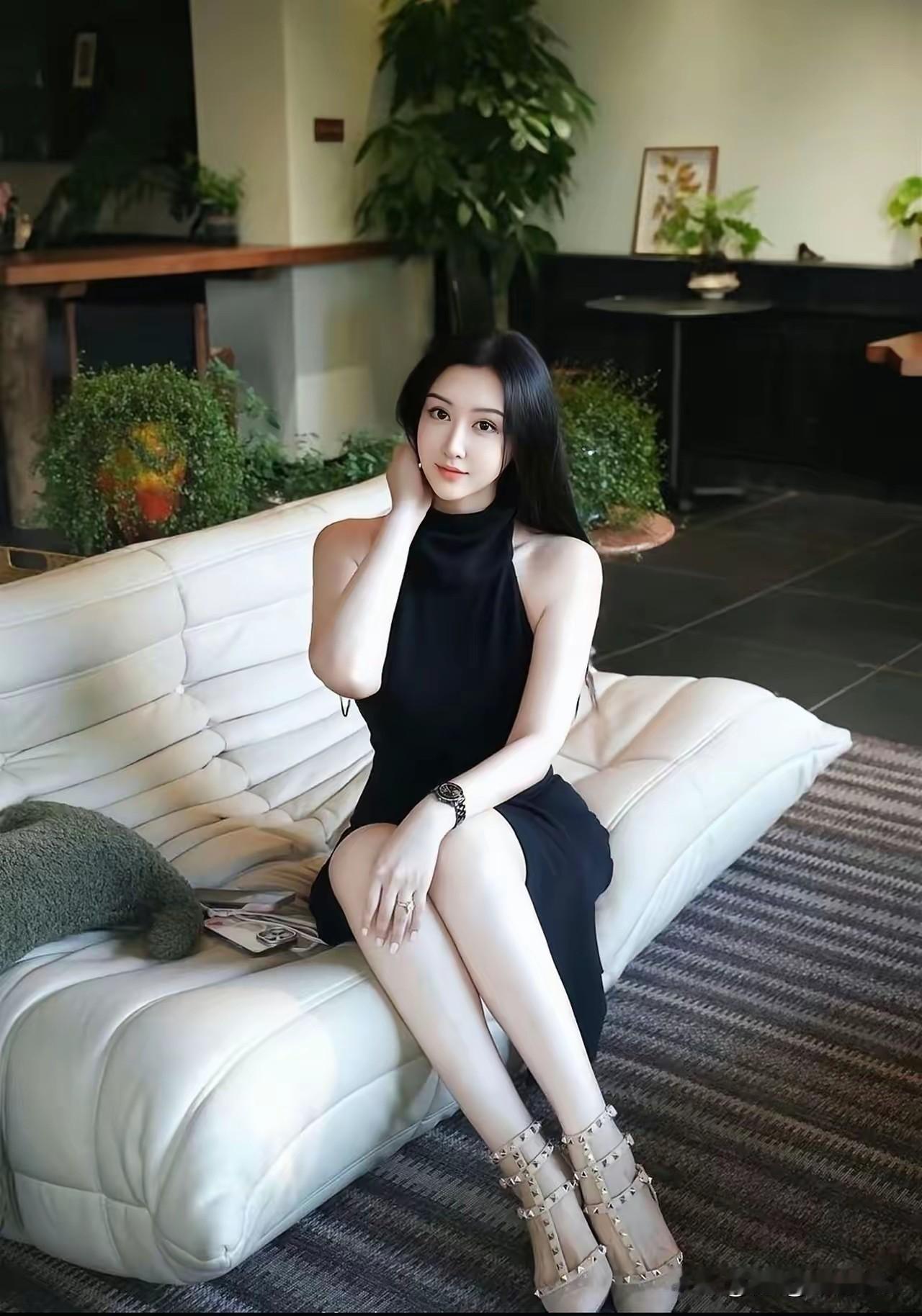 优雅黑裙，时尚穿搭，轻松自在，享受生活。
