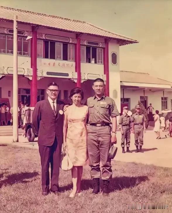 这是1970年前后，服兵役期间的马英九与父亲马鹤凌、母亲秦厚修的珍贵合影。彼时