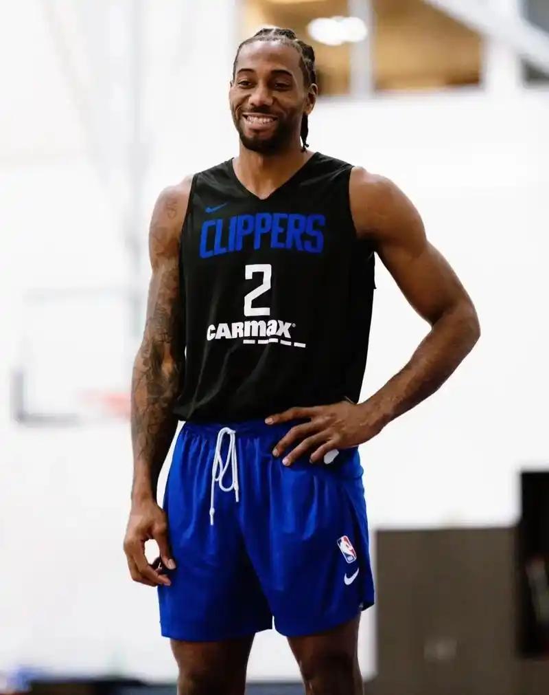 伦纳德已经连续44场得分20+，追平了以前队内的鲍勃·麦卡杜，并列快船队史第一。