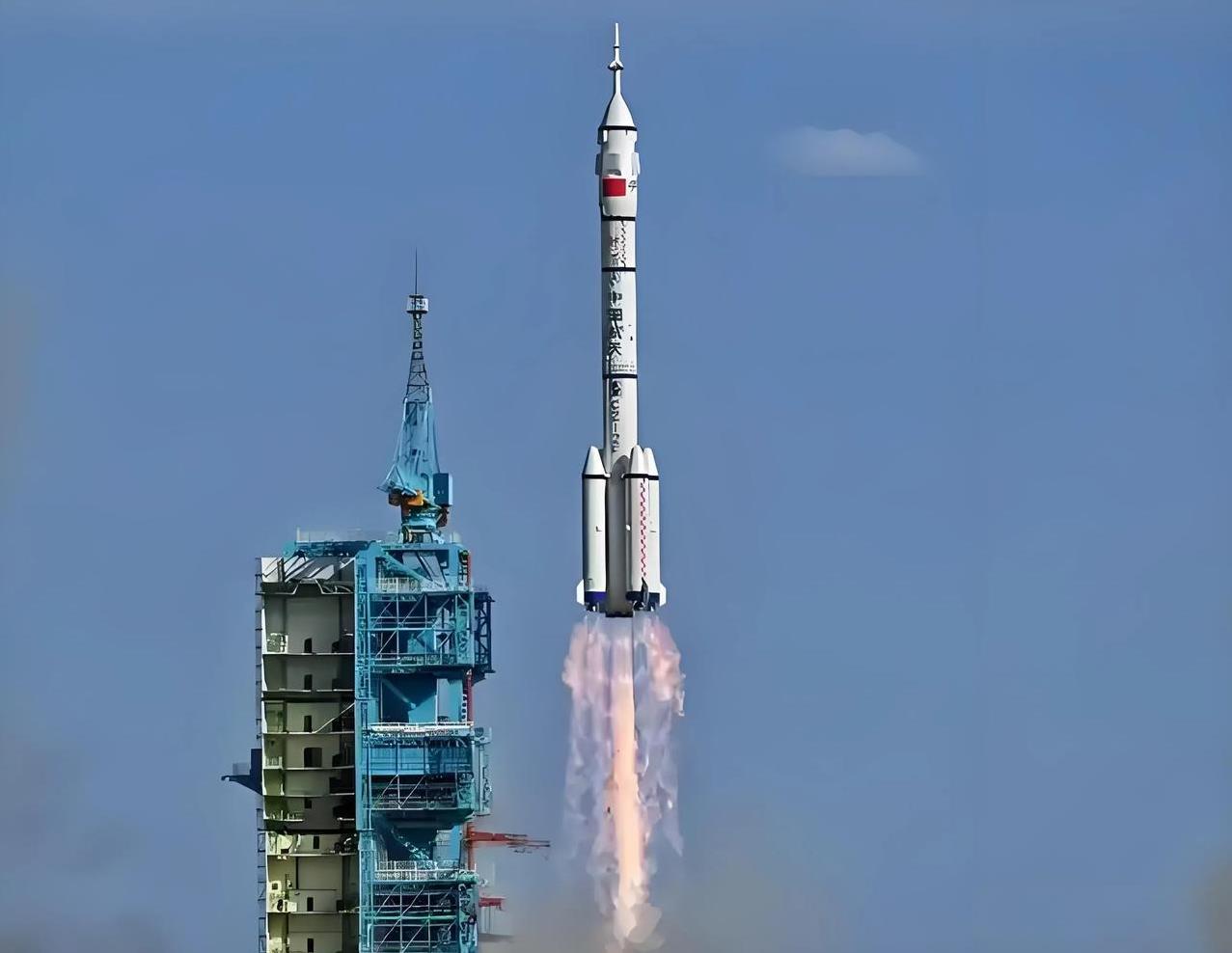 满江红：庆贺神舟20号载人飞船发射成功浩瀚长空，抬望眼，神舟逐日。腾烈熖，一声