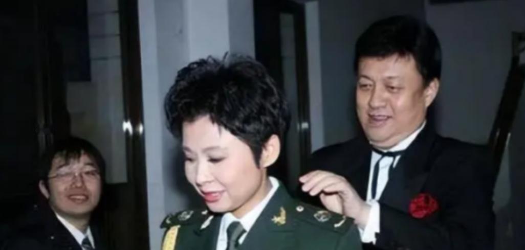 1980年冬天，一个男人悄悄把董文华约到一个无人的地方，对她进行表白，董文华觉得