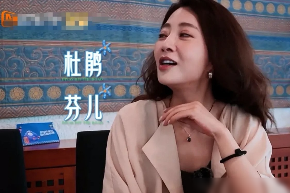 差点叫殷杜鹃，这名字放现在得被笑死。殷桃亲口跟林依晨爆料，外公当年憋了三个候选：殷杜鹃、殷芬儿、殷丽