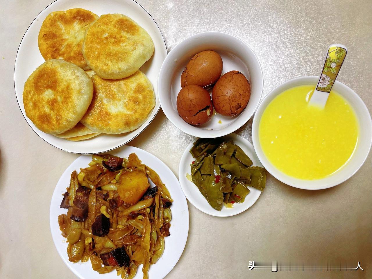 我表弟是电焊工，一天挣600多块钱，借住我家已经7天了，按理说收入不算低吧？可他