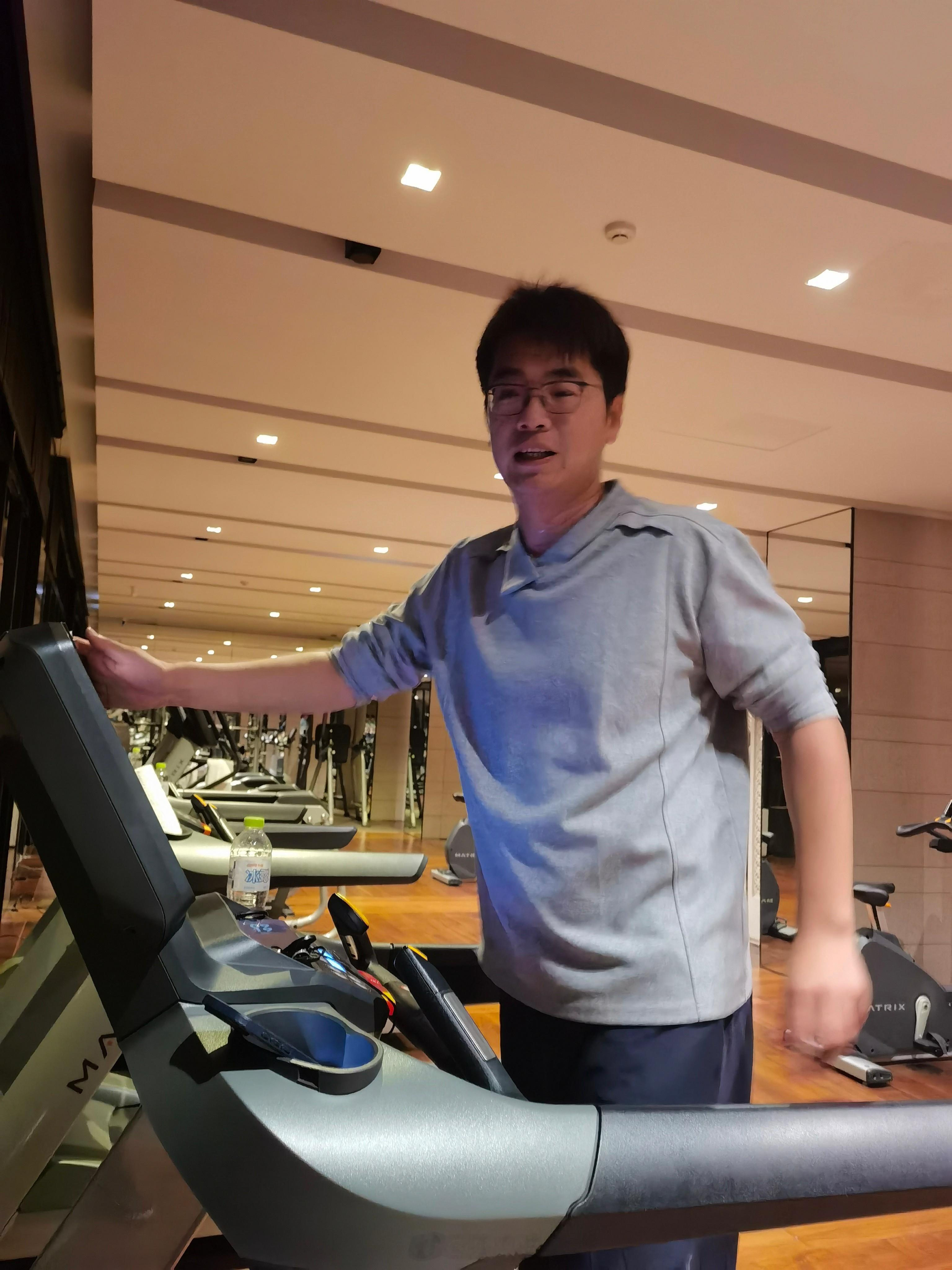 看到了我在青岛，于是说他也在涵碧楼，约我去健身房。当我到了之后，他先是给我展示了