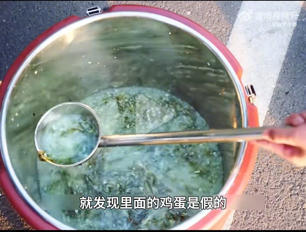 编辑导演全是蠢货，把假鸡蛋、塑料大米、模型猪肉的弱智谣言全用上了，就这脑花，还搞