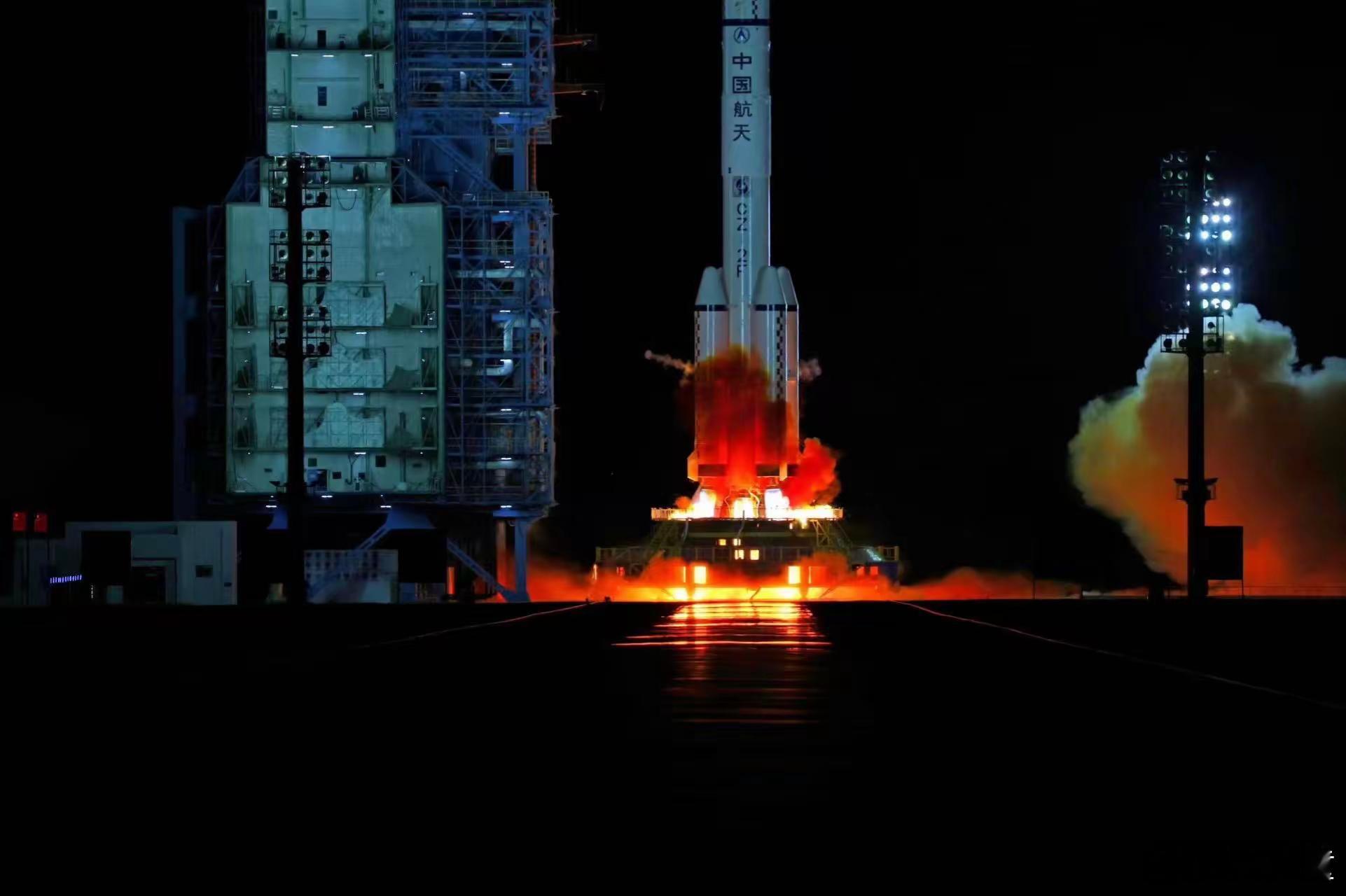 欢迎航天英雄回家！！11月14日16时40分左右，神舟二十号乘组在东风着陆场圆满