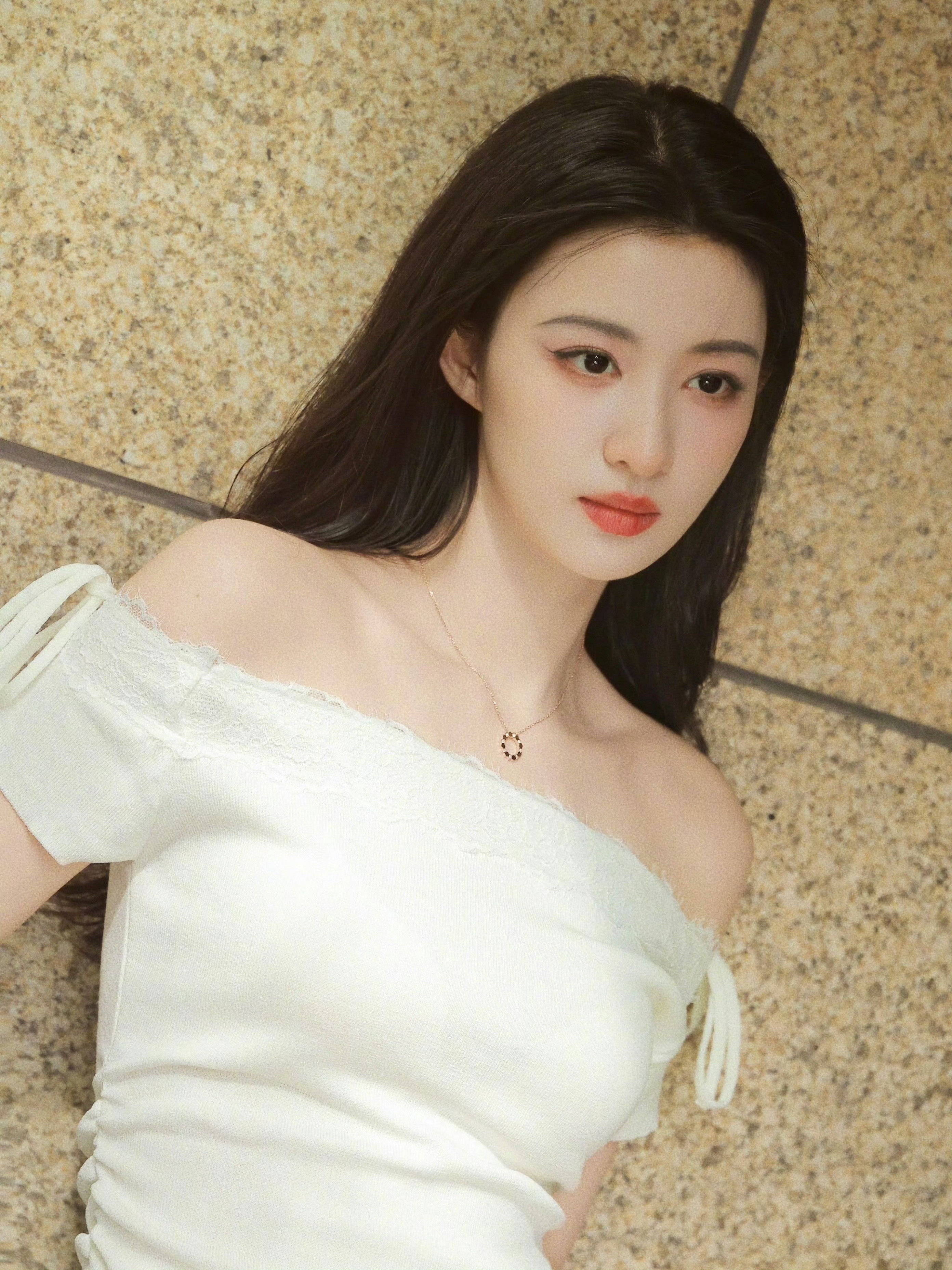 王楚然一袭露肩白裙，颈间项链点缀得恰到好处，不仅巧妙勾勒出精致锁骨线条，更将简