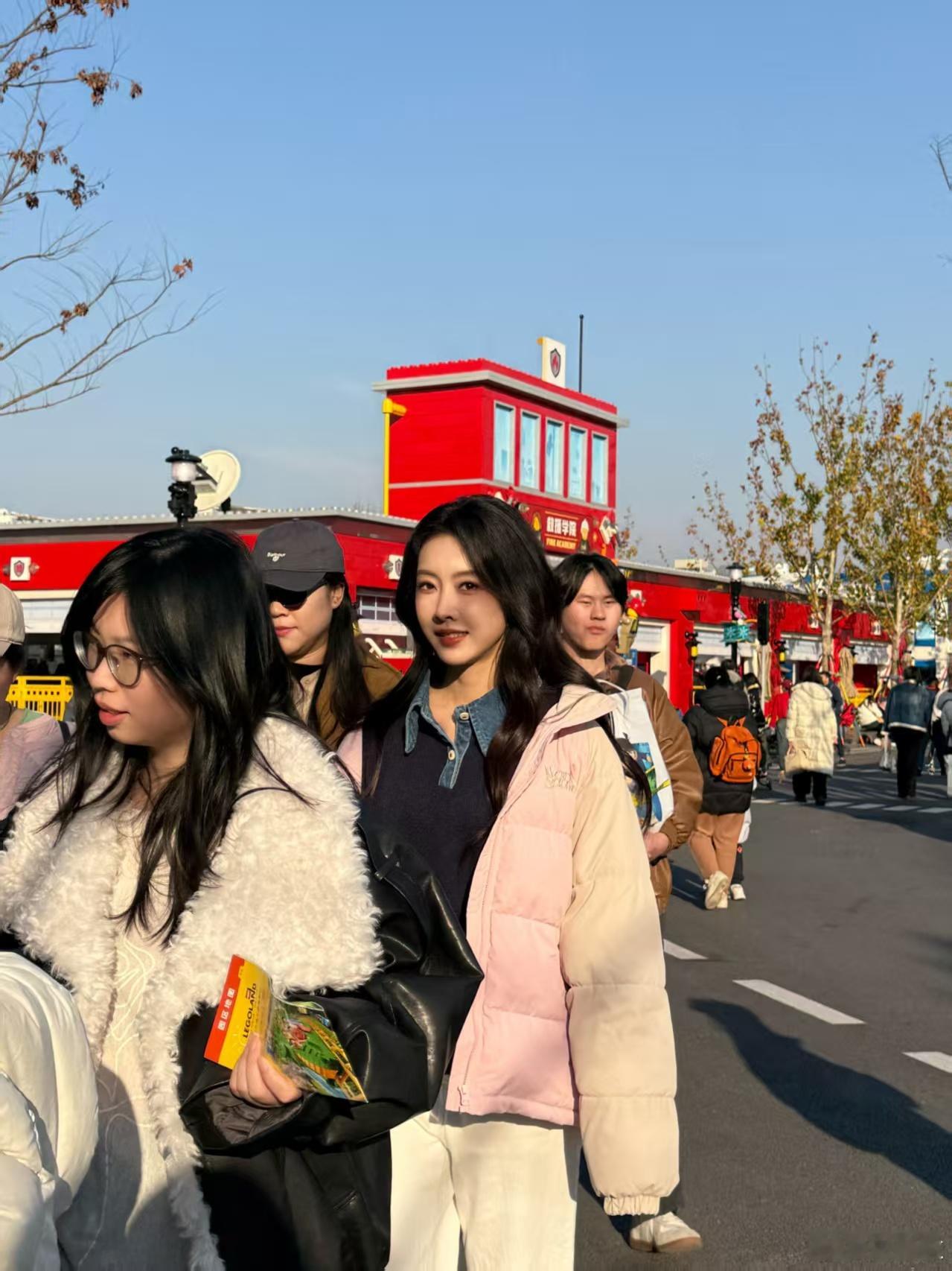 原来女明星的气质真的很突出，网友在上海乐高乐园偶遇宣璐，真的一眼就聚焦在她身上！